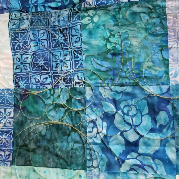Handmade small quilt in blues - Picture 7 of 7